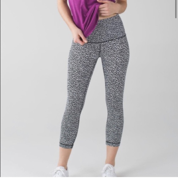 Lululemon Wunder Under Crop Hi-Rise Leggings Miss Mosaic Black Size 6 - Flaw - Picture 9 of 12